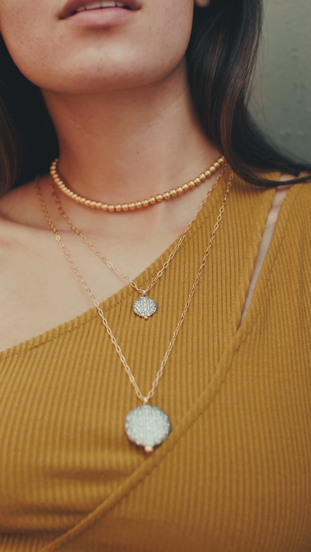 Cargar vídeo: Julia Short Necklace