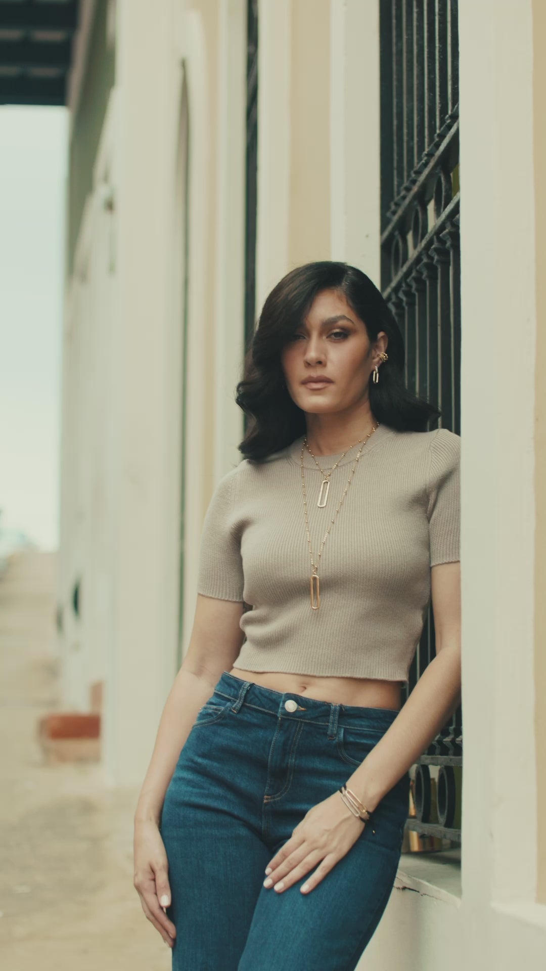 Cargar vídeo: Selena Golden Link Bracelet with Black Cord